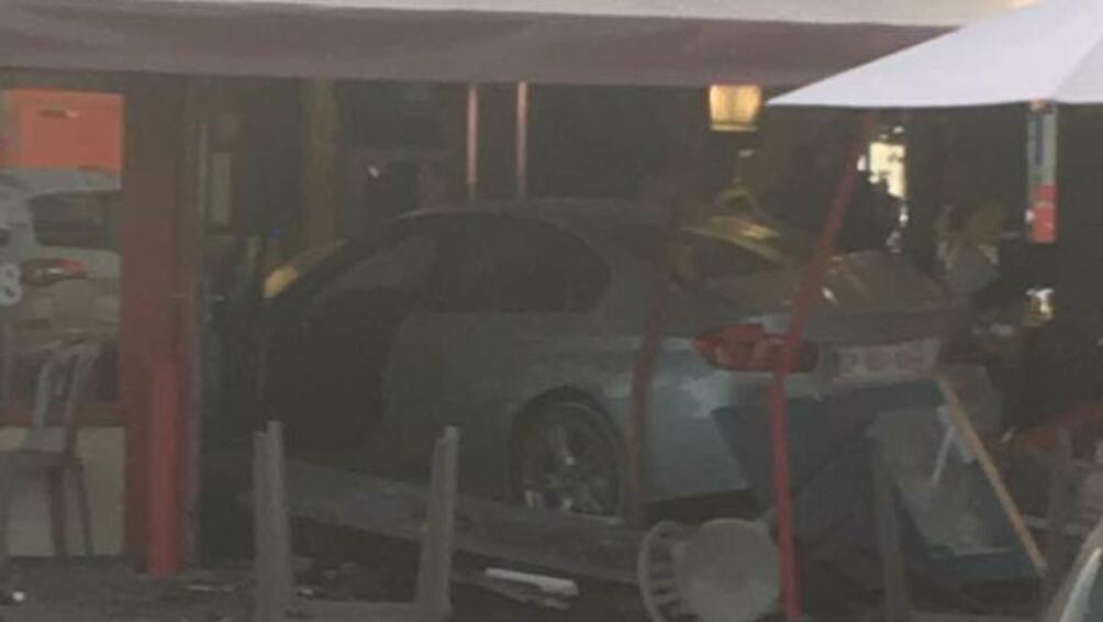 Автомобил се вряза в пицария в близкото до Париж френското градче Сет