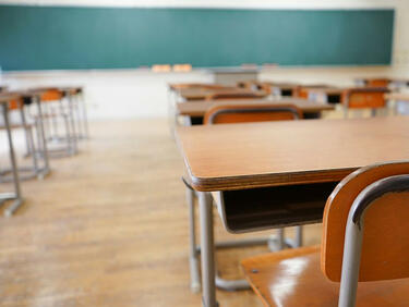 Въпреки увеличените заплати: Месец преди учебната година липсват 3160 учители