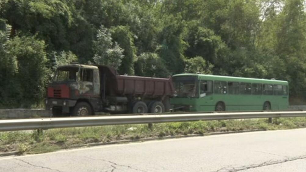 Авариен камион се подпали в движение между Владая и Драгичево