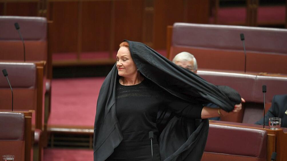 Австралийската крайнодясна сенаторка Полин Хенсън си навлече критики от правителството и мюсюлманската