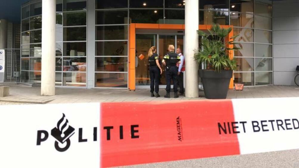 Въоръжен с нож мъж взе за заложник жена в сградата на холандското радио 3 Еф