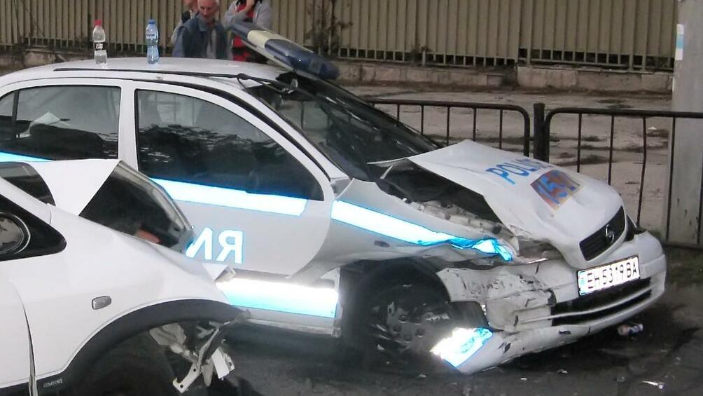 Шофьор се натресе в спряла патрулка на Околовръстното в София