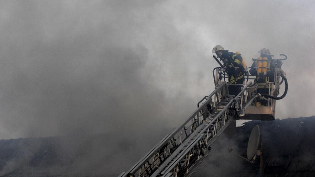 Пожар изпепели четири гаража и постройка в Благоевград огнеборците спасиха