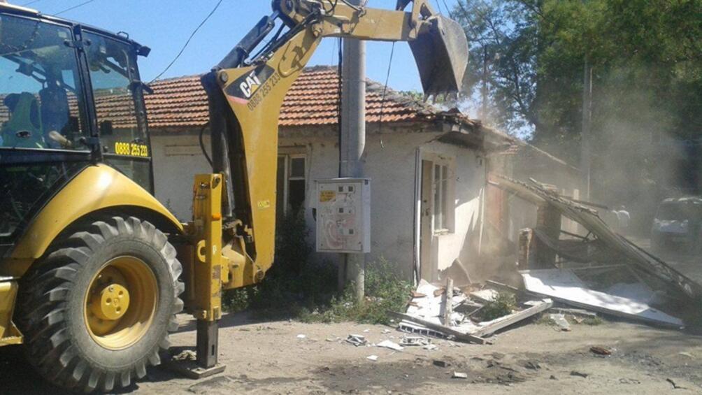 И в София започва събарянето на незаконни къщи Акцията ще