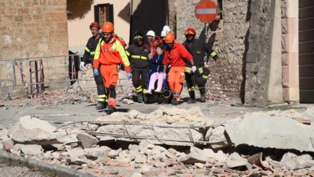 Италиански спасителни екипи извадиха живи трите братчета затрупани под отломките