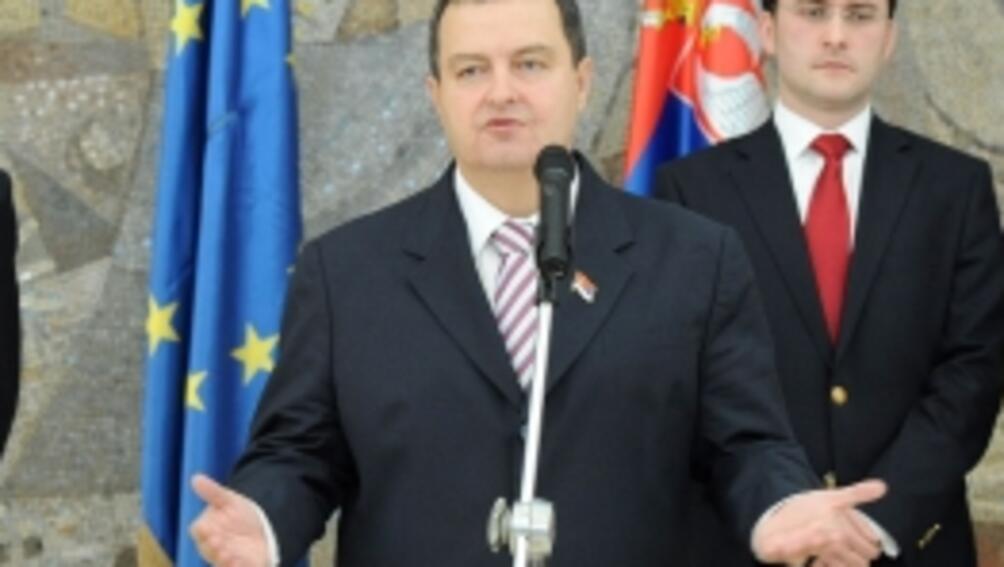 Сръбският външен министър Ивица Дачич продължи и днес с коментарите