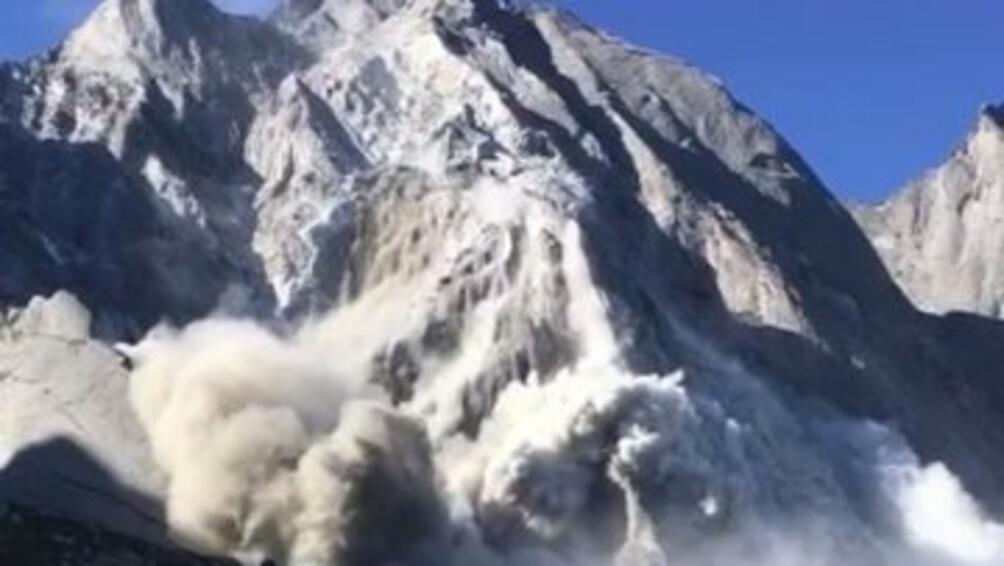 Очевидци заснеха драматични кадри на лавина от свличащи се скали в