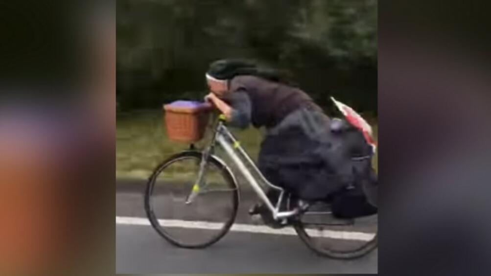 Монахиня в расо кара колело с кошница нищо необичайно Освен