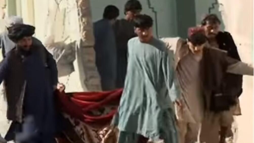 Въоръжени мъже нападнаха шиитска джамия в Кабул и взеха заложници
