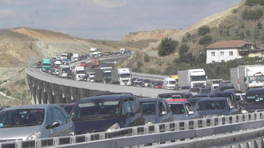 В часовете на традиционното петъчно пътуване катастрофи блокираха магистрала Тракия,