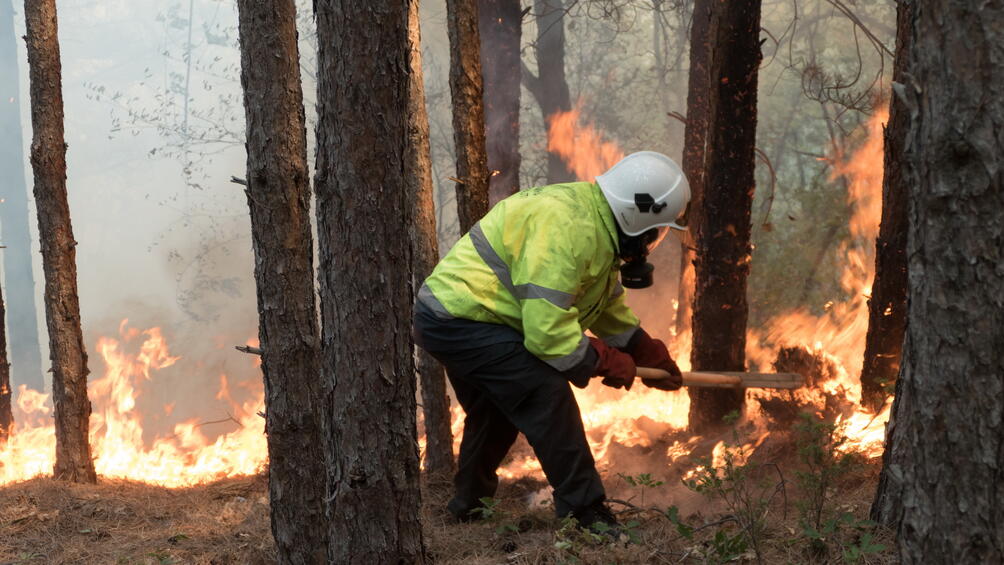 Продължават усилията на съвместните екипи за овладяването на огнената стихия