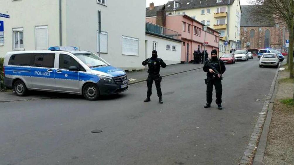 33 годишен мъж беше задържан след като рани петима полицаи в джамия в Берлин Това предаде ДПА като