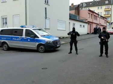 Мъж рани петима полицаи в джамия в Берлин