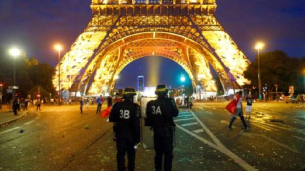 Френската полиция арестува снощи подозрителен мъж близо до Айфеловата кула