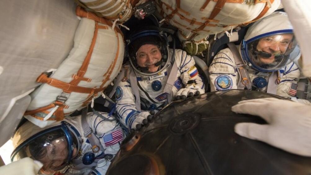 Трима членове на екипажа на Международната космическа станция МКС се