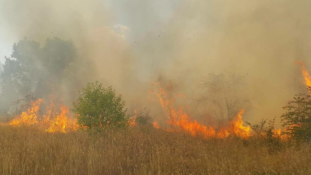Продължава погасяването на пожара в област Ямбол Това каза пред