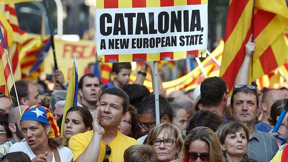 Регионалният парламент на Каталуния гласува спорния закон за свикване на