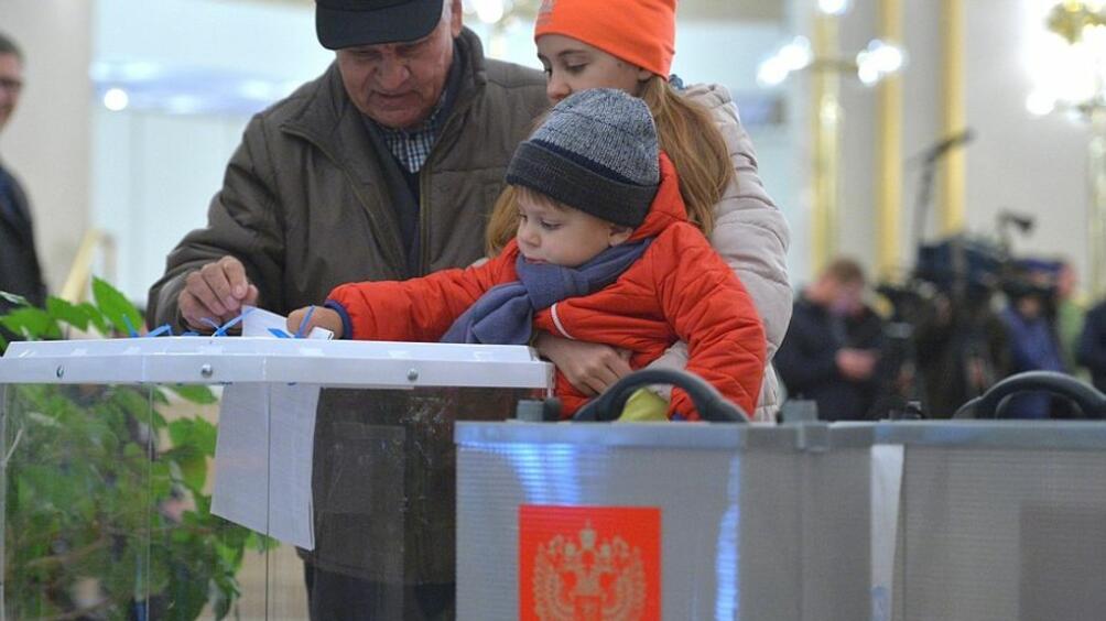 В Русия подмамват избиратели пред урните със смартфони коли и
