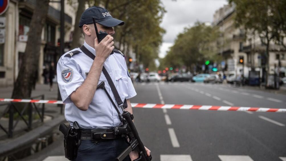 Поредно нападение над униформен в Париж Рано тази сутрин мъж