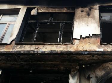 За сплашване: Подпалиха сграда на важен свидетел срещу Чоков (СНИМКИ)