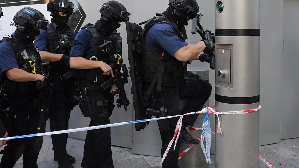 Шестима души пострадаха при нападение, най-вероятно с киселина, в Лондон.