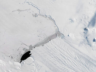 Още един огромен айсберг се отдели от Антарктика (СНИМКА)