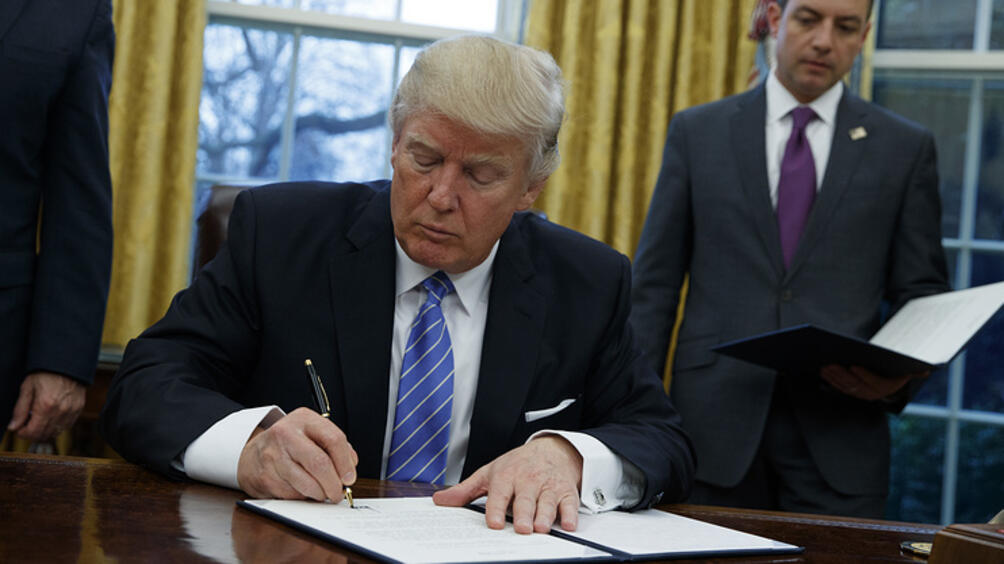 Американският президент Доналд Тръмп подписа указа за броя на бежанците,