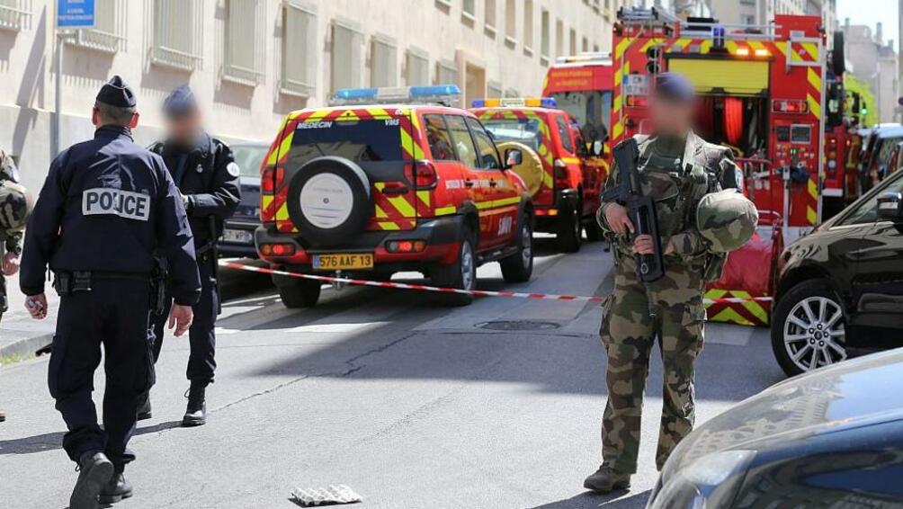 Мъж уби с нож двама души на централната гара в южния френски град