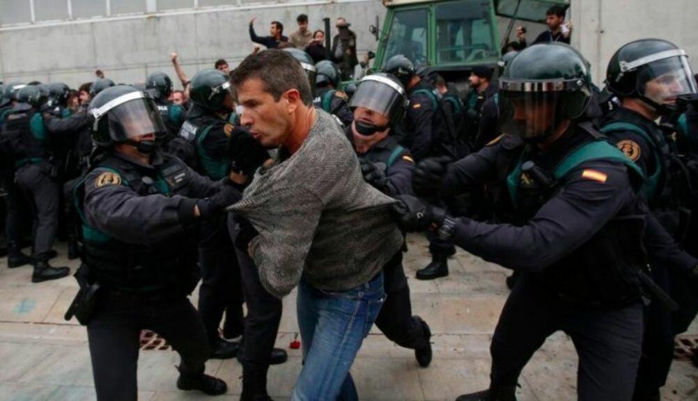 Защо Европейската комисия не осъди насилието на испанската национална полиция