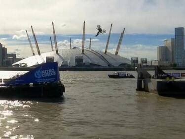 Вижте задно салто във въздуха над Темза (ВИДЕО)