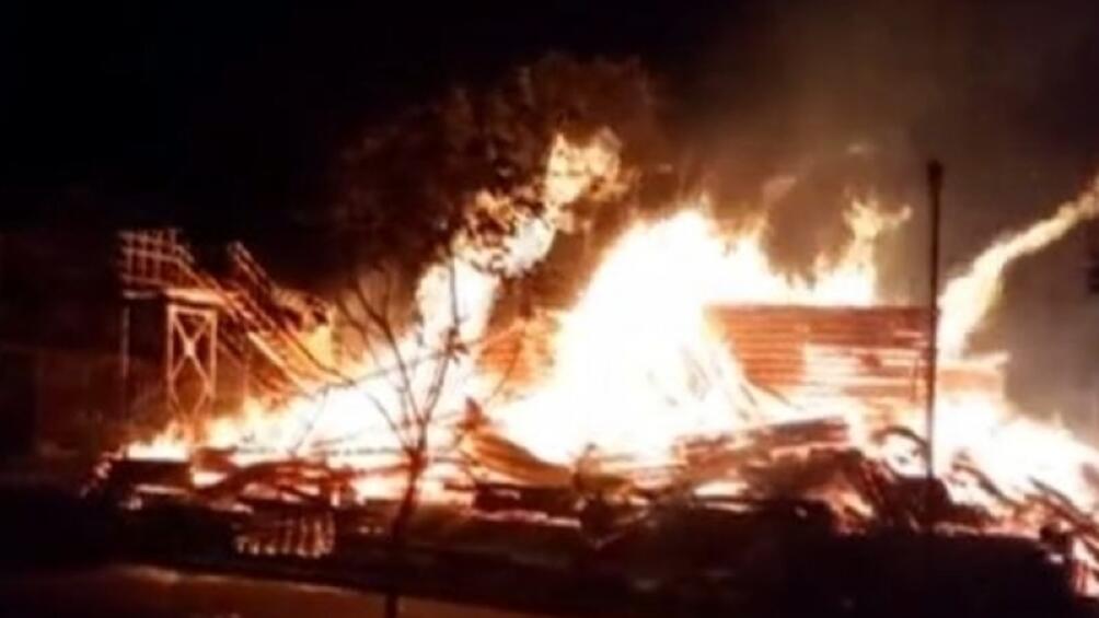 Голям пожар избухна тази нощ в Русе Горели са складове