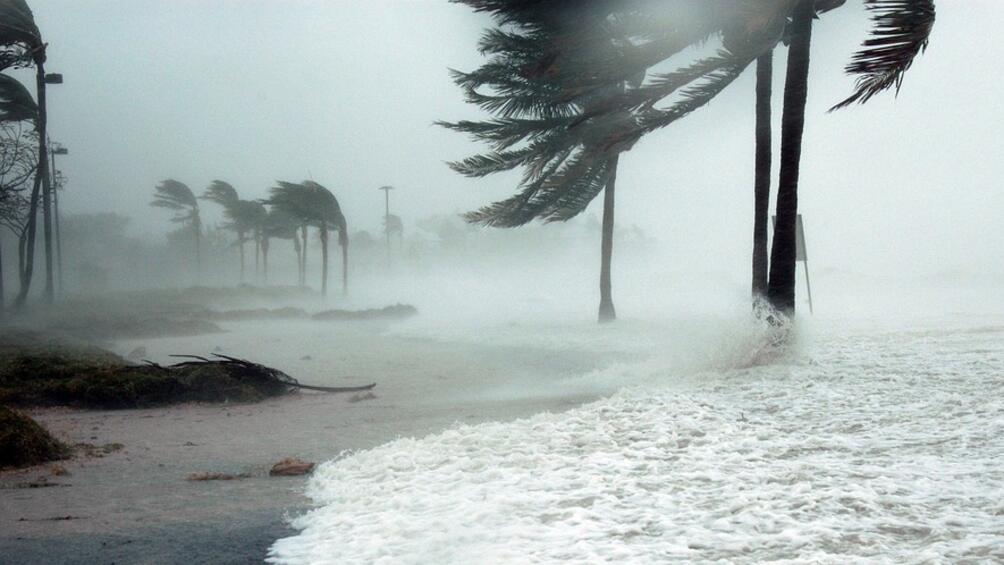 Тропическата буря Нейт” прерасна в ураган от първа категория, приближавайки