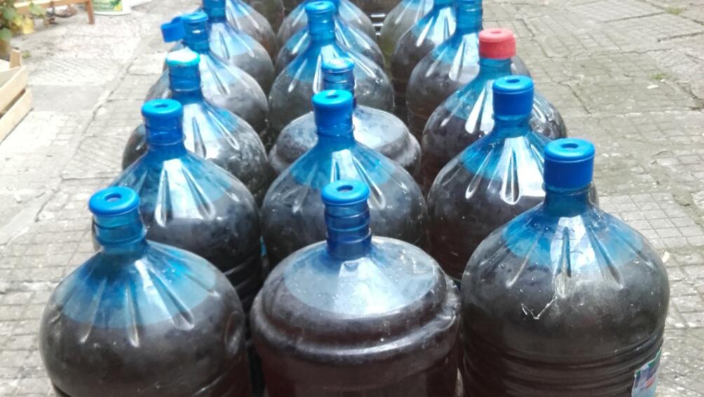 Над 700 литра контрабанден алкохол е иззет от дома на