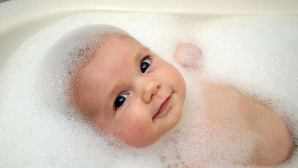 Британски експерти препоръчват родителите да къпят бебетата си веднъж или два