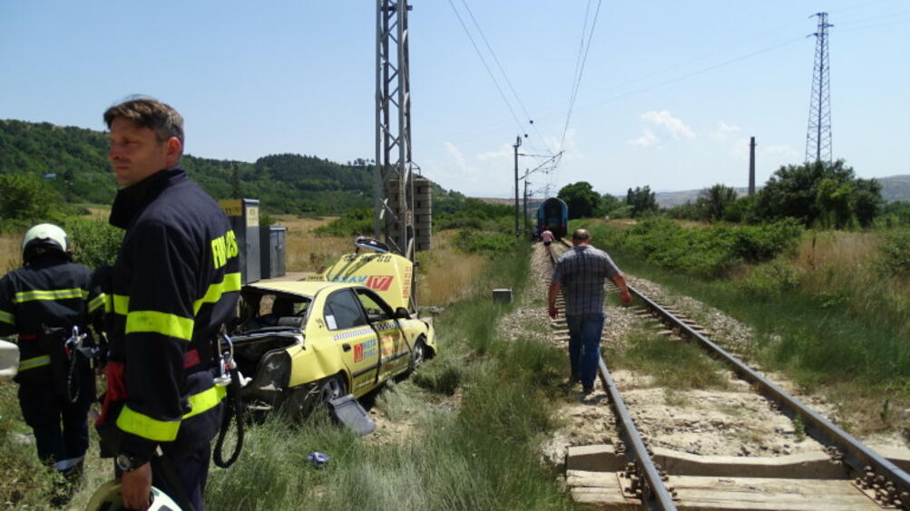 Бързият влак Бургас-София удари таксиметров автомобил, неправомерно навлязъл в жп