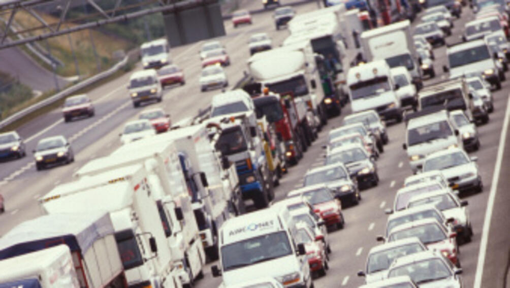 Шофьори на товарни автомобили затвориха движението на Дунав мост 2 съобщава
