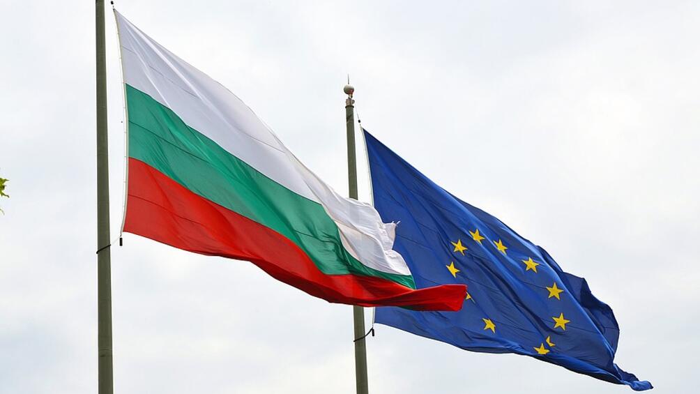 Едва половината българи са на мнение че членството в Евросъюза