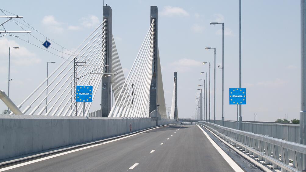 Движението на всякакви превозни средства през Дунав мост между Видин