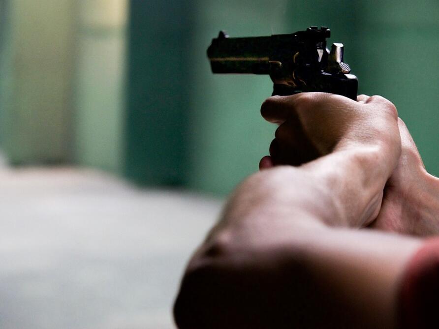 Пиян мъж стреля напосоки в центъра на София посред бял