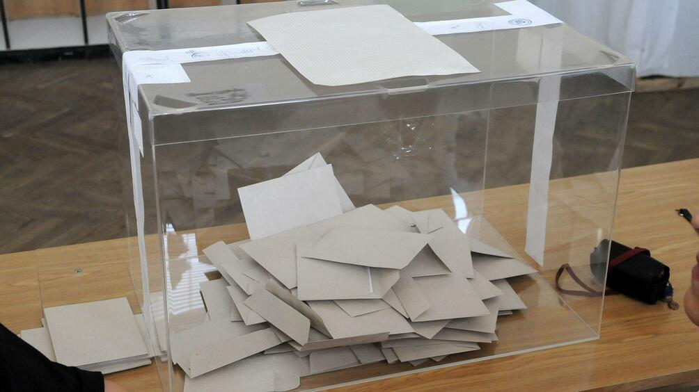 В Чехия днес се провеждат парламентарни избори 63 годишен милиардер е