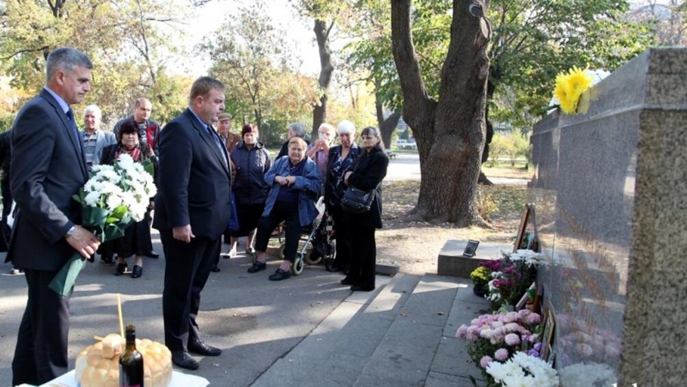 Вицепремиерът и министър на отбраната Красимир Каракачанов почете паметта на