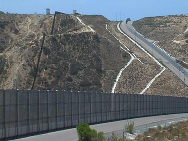 Демо версиите на стената между САЩ и Мексико са готови