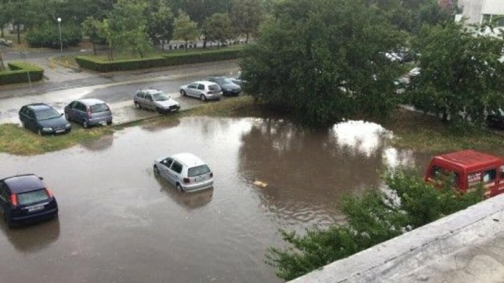 Проливни дъждове затвориха улици в Казанлък и Стара Загора Там