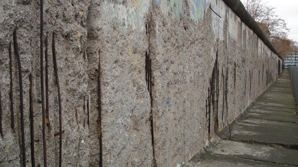 Навършват се 28 години от падането на Берлинската стена. Събарянето