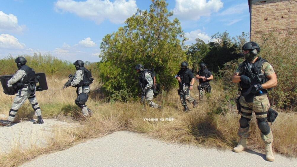 Бандитите, които взривиха банкомата в Сапарева баня и които се