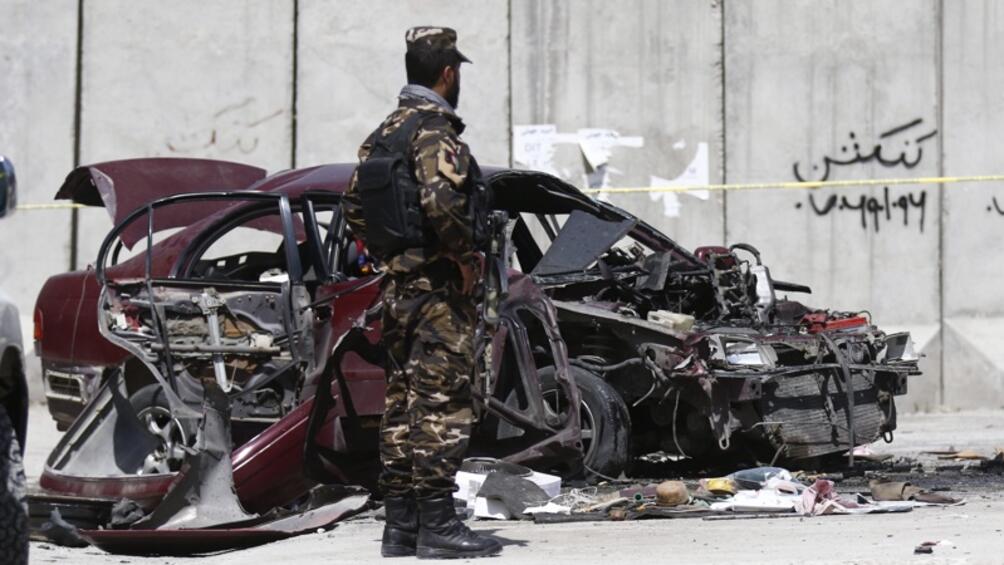 Атентатор самоубиец се вряза с кола бомба в автоколона на многонационалните