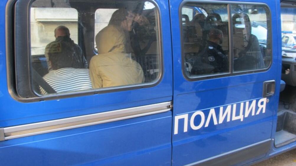 Полицията хвана 17 нелегални мигранти в района на Костинброд Задържането