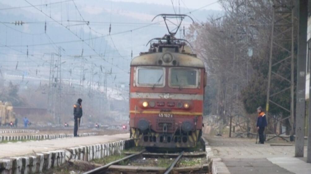 Движението на влаковете между Владая и Горна баня е преустановено От
