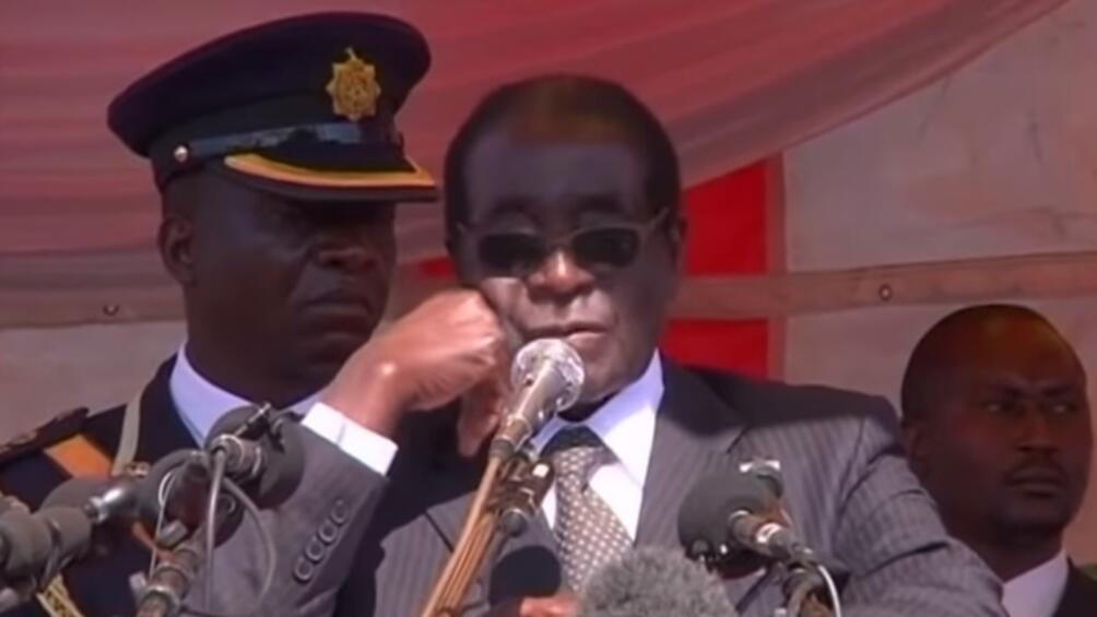 След 37 годишно управление президентът на Зимбабве Робърт Мугабе се е