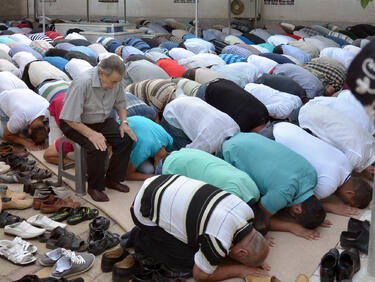 Забраняват на мюсюлманите да се молят по улиците на Париж